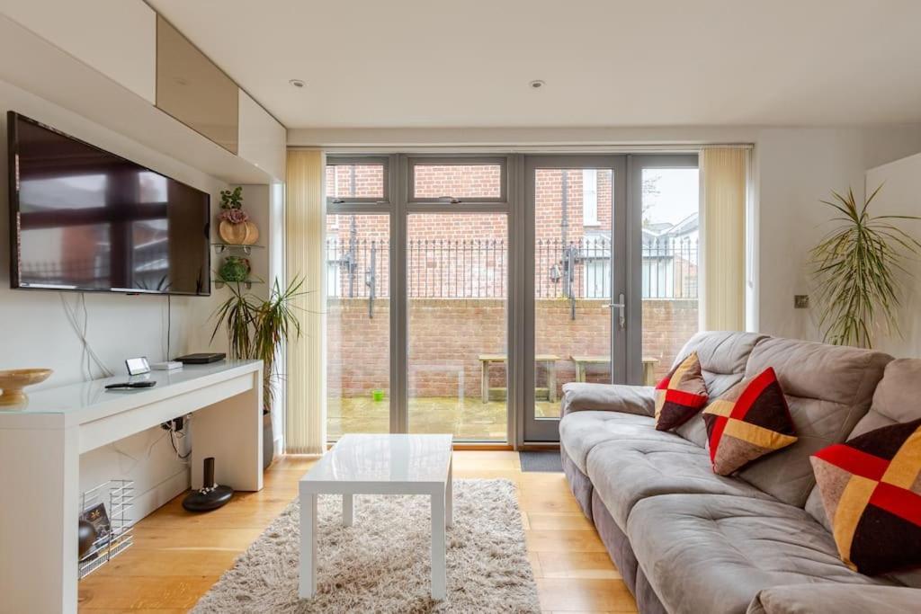 Modern City Centre House With Free Parking Canterbury Buitenkant foto